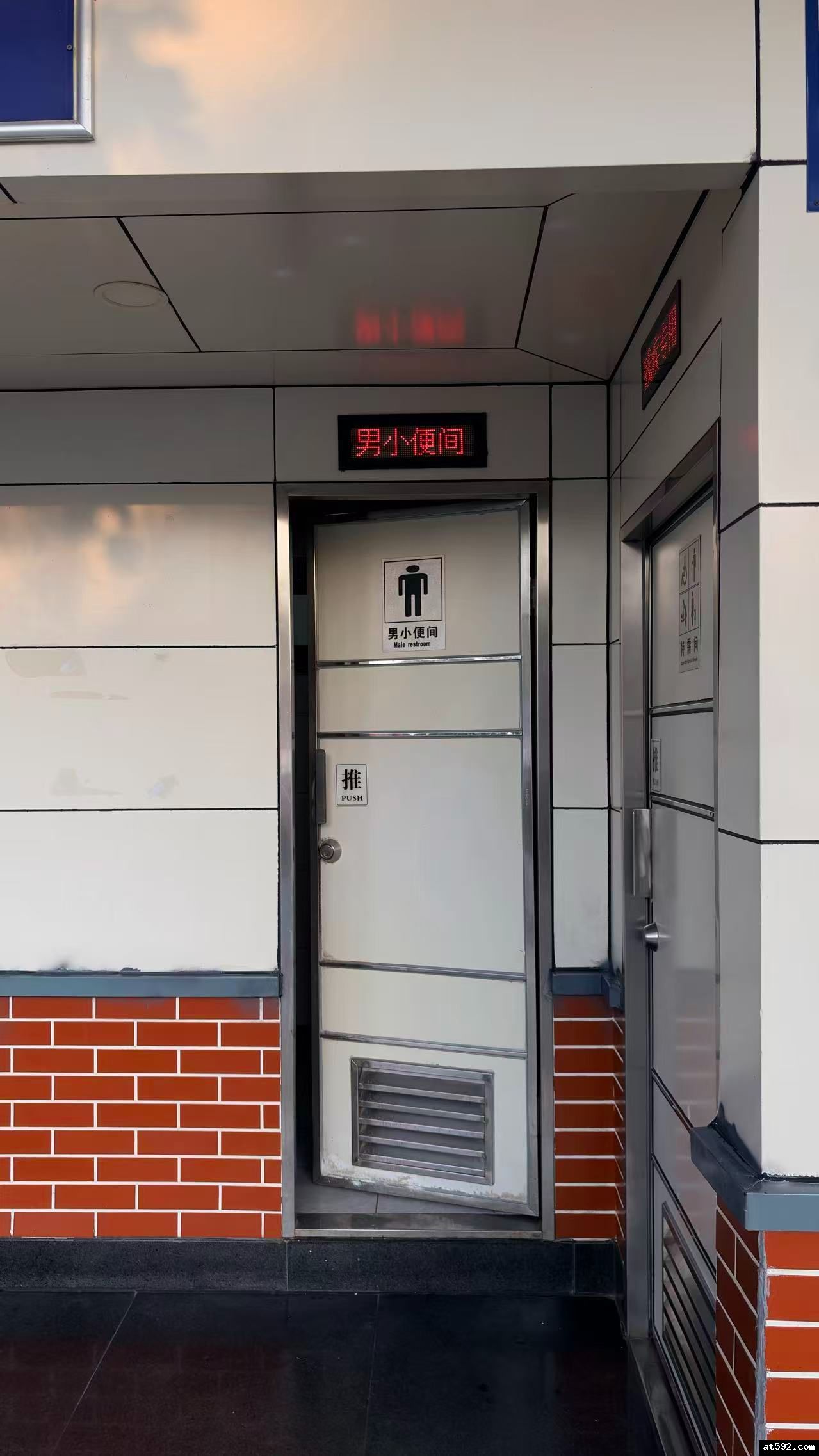 思明区智能公厕屏幕异常、语音不播报、感应不到人，运维需要关注什么？